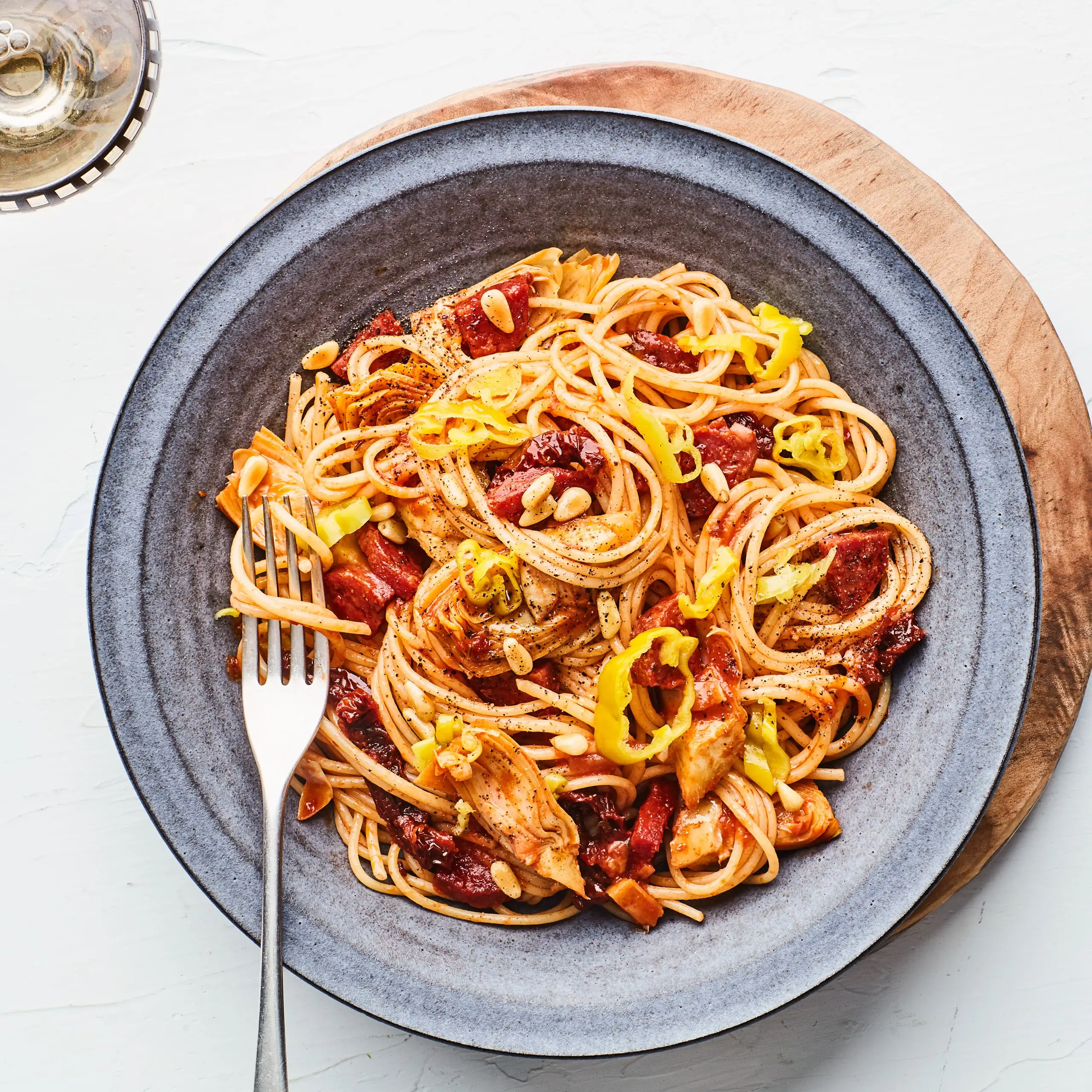 Macarrão 'antipasto' com salsicha, corações de alcachofra e tomates secos ao sol