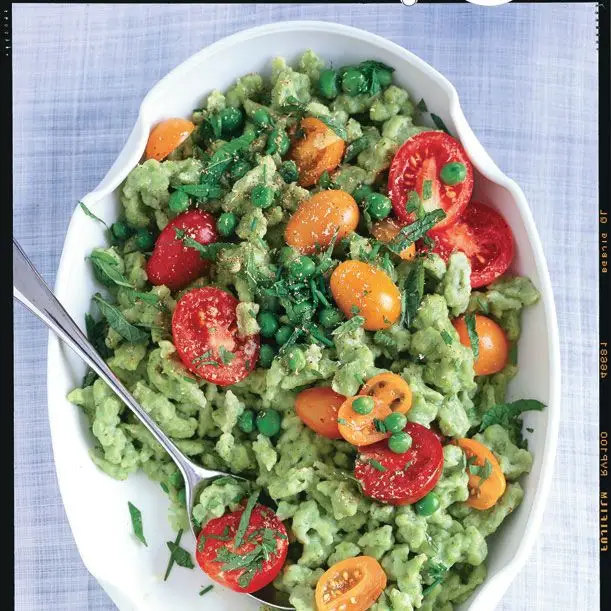 Spaetzle de ervilha com hortelã, cebolinha e tomate