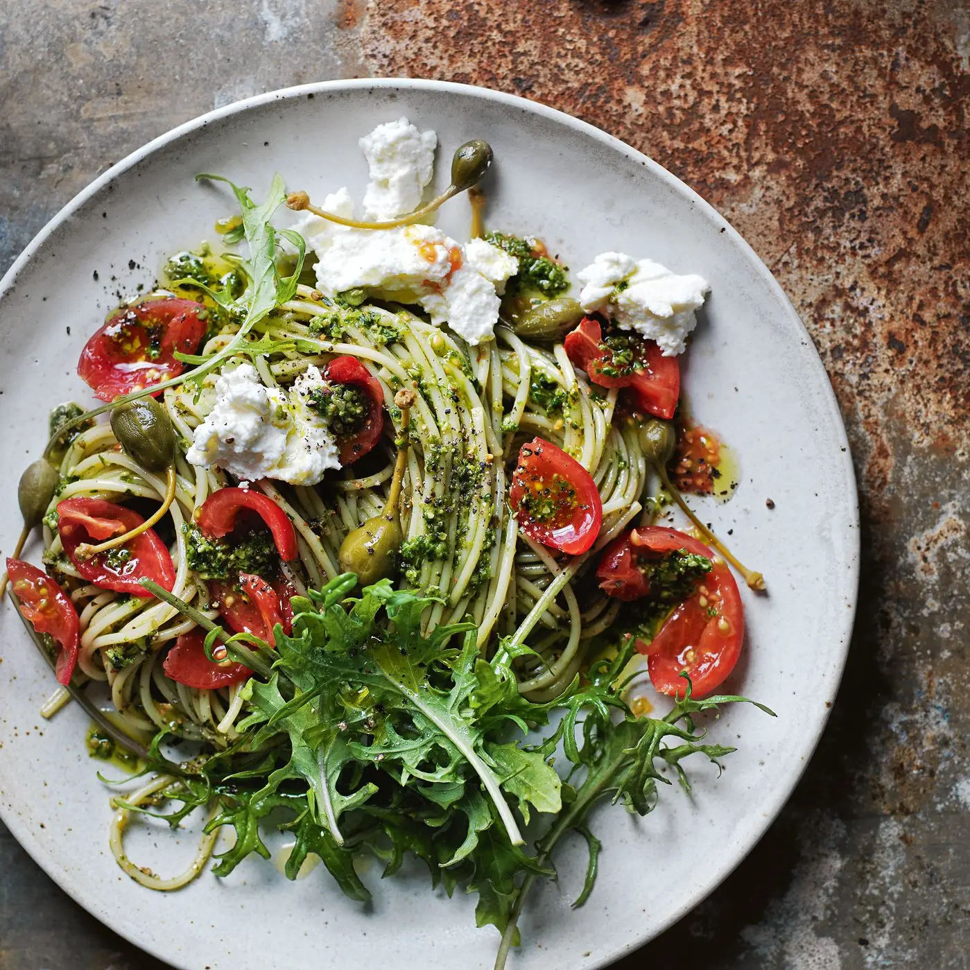 Tomate fresco, couve e macarrão com berry