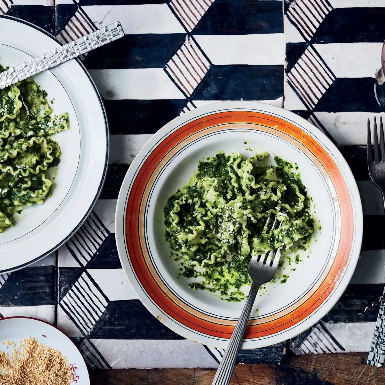Pasta pesto de mergulho na geladeira