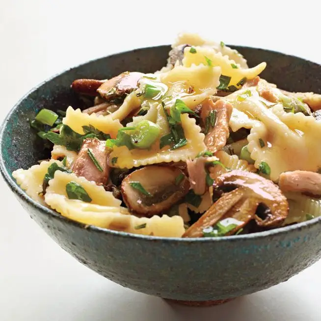 Farfalle com atum e molho de cogumelo de alecrim