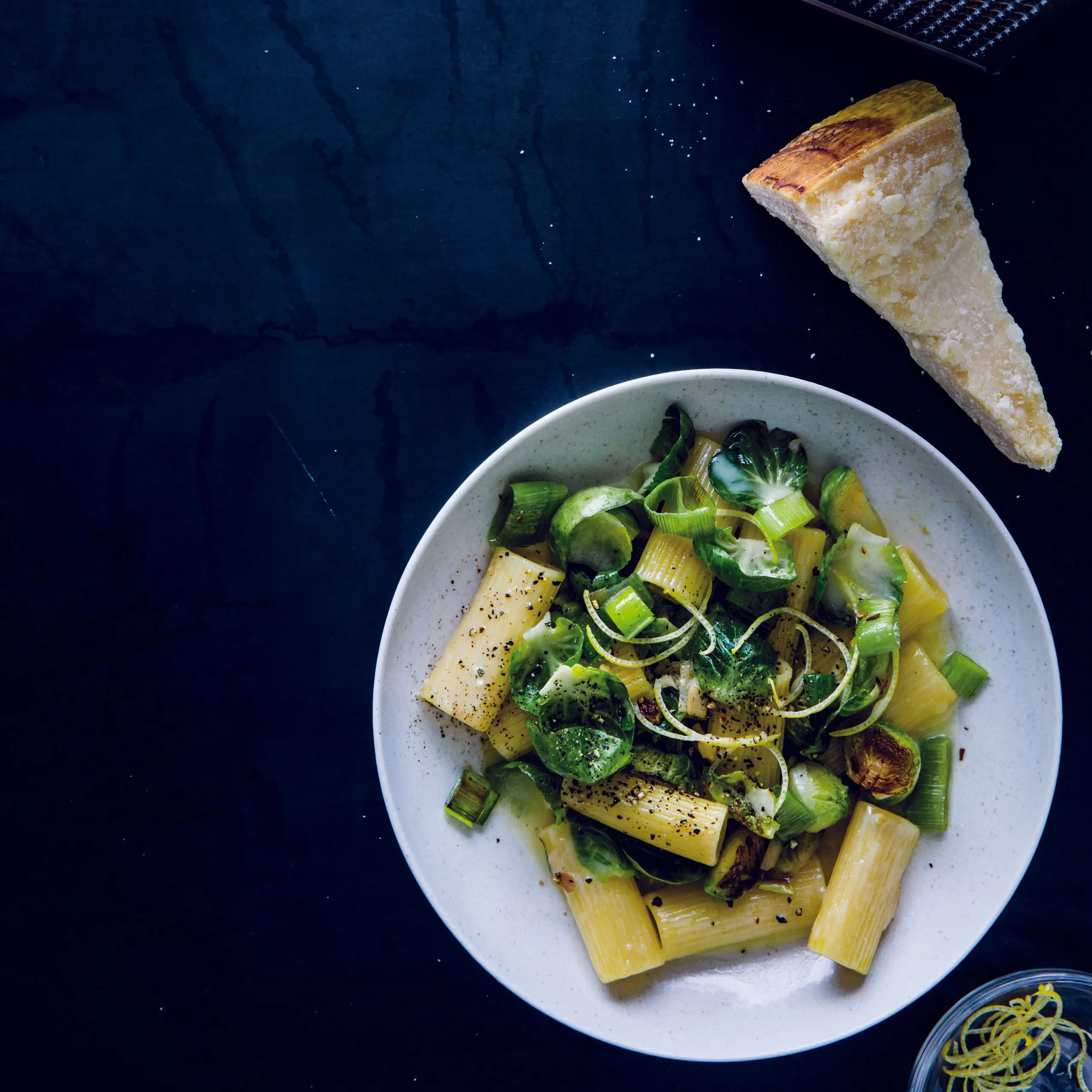 Rigatoni com couve de Bruxelas, parmesão, limão e alho -porro
