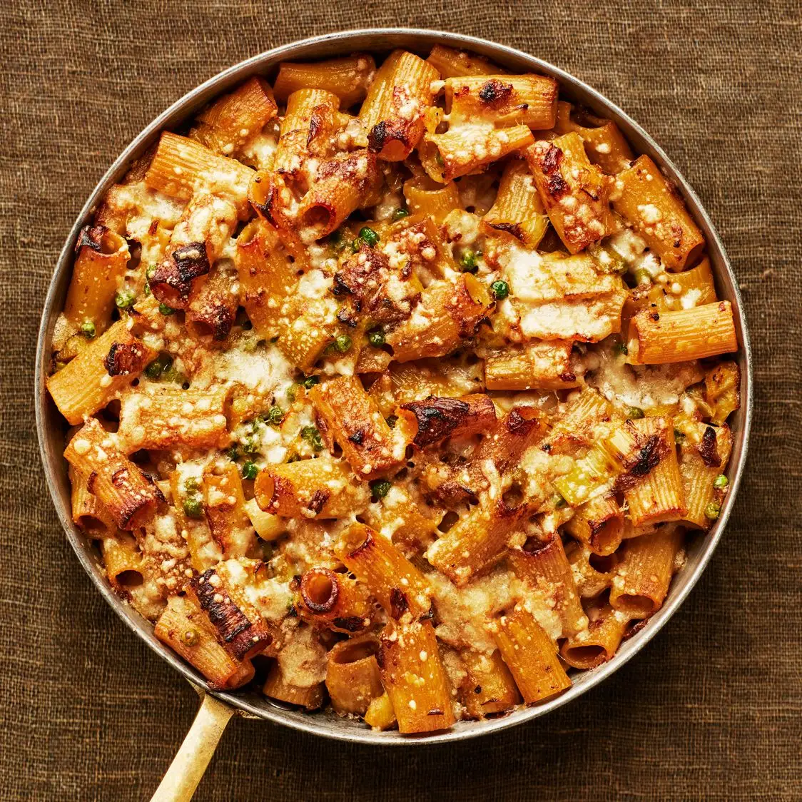 Macarrão assado e alho -poró com creme de anchova