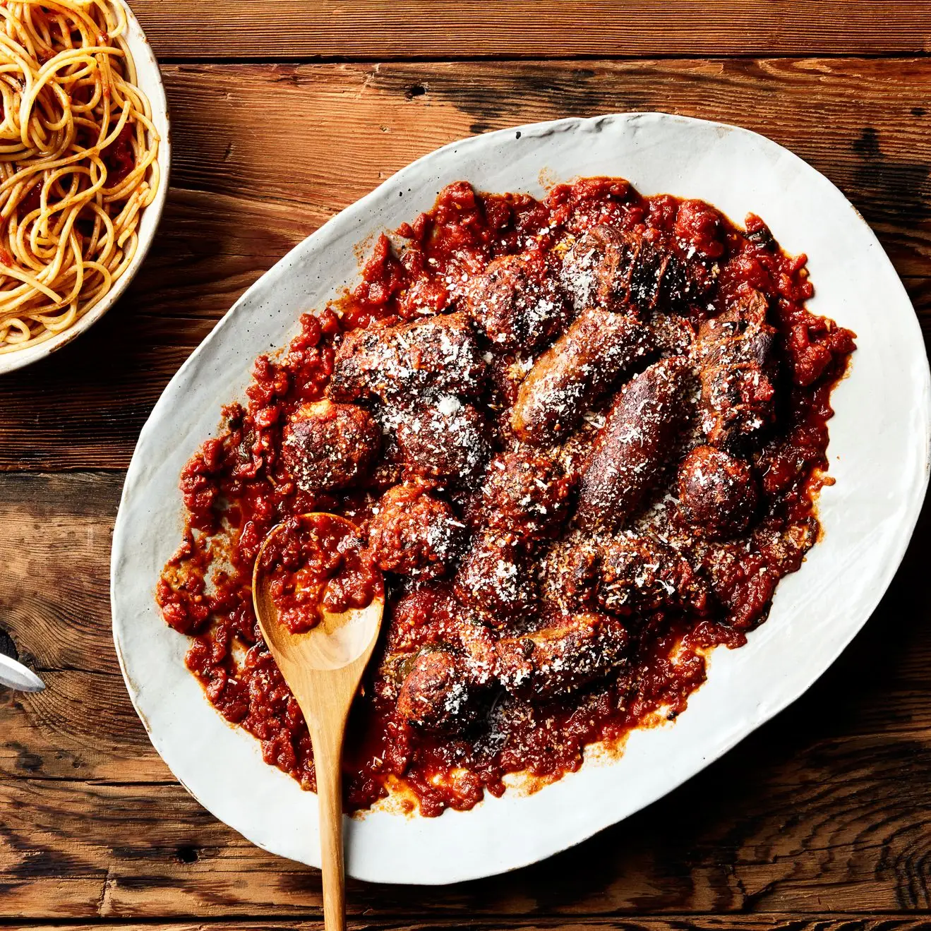 Molho de domingo com braciole, almôndegas e salsicha