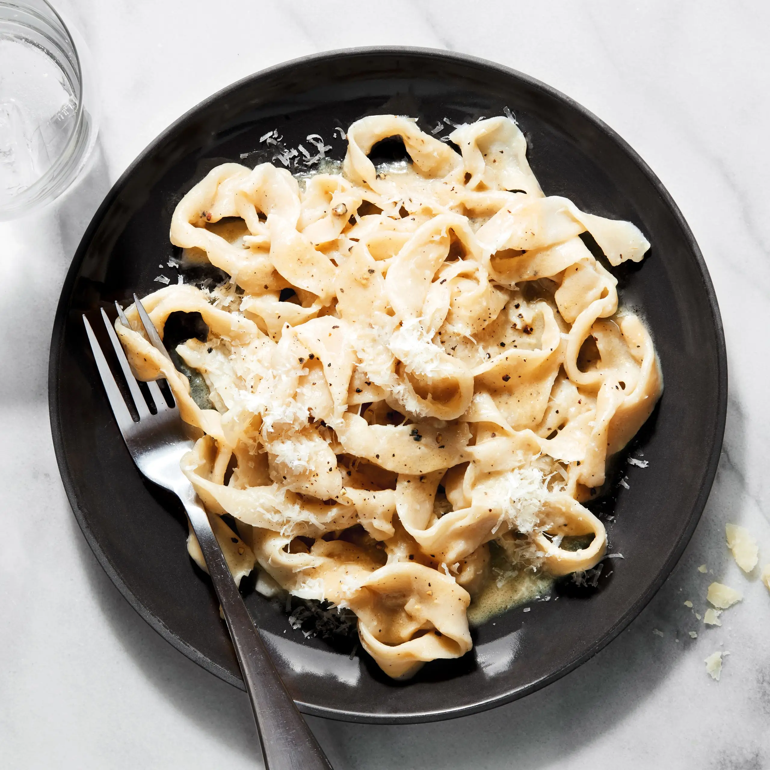 Macarrão cacio e pepe com miso