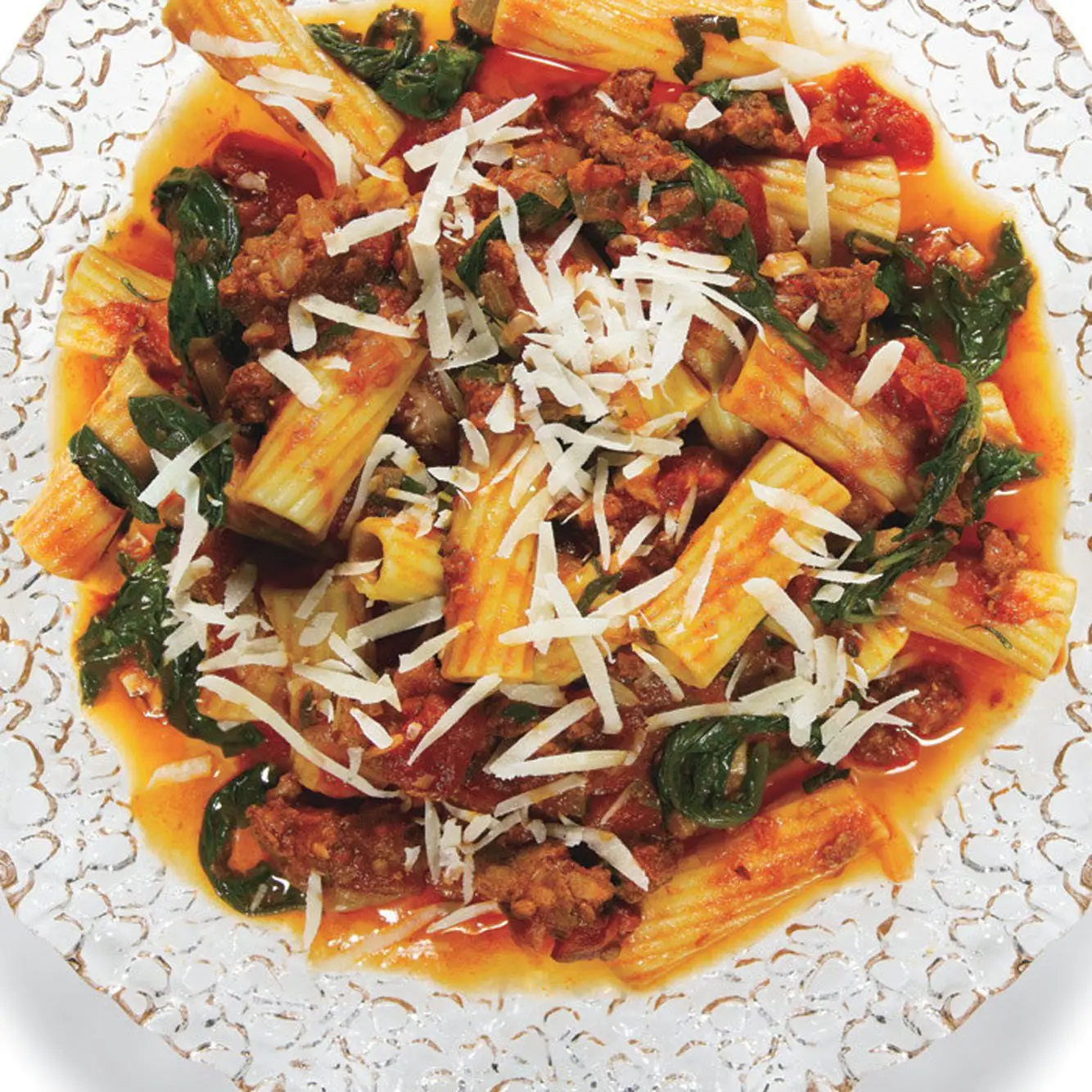 Rigatoni com molho de salsicha picante, rúcula e parmesão