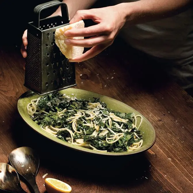 Espaguete com couve refogada