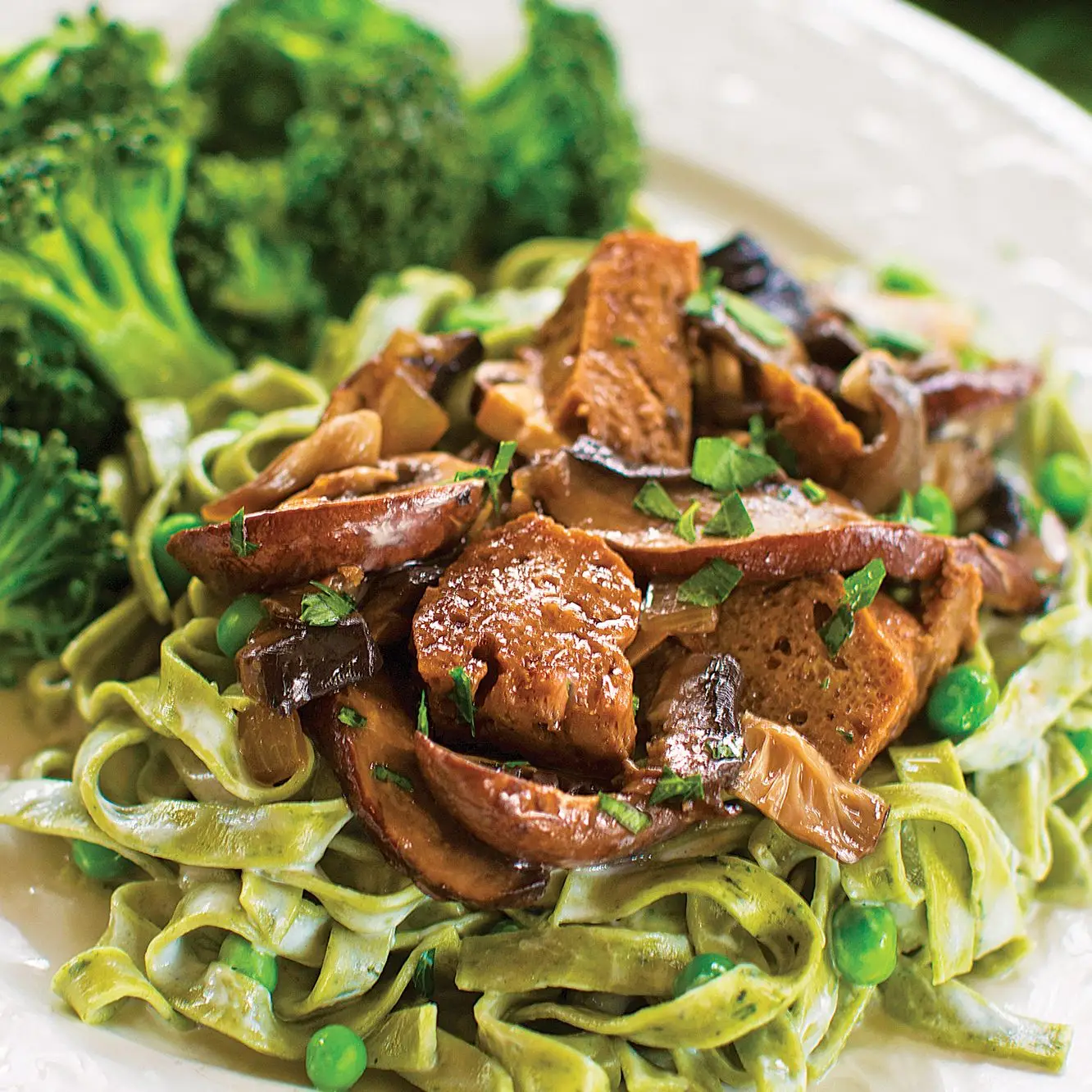 Massas veganas Alfredo com duas variações de Strogonoff