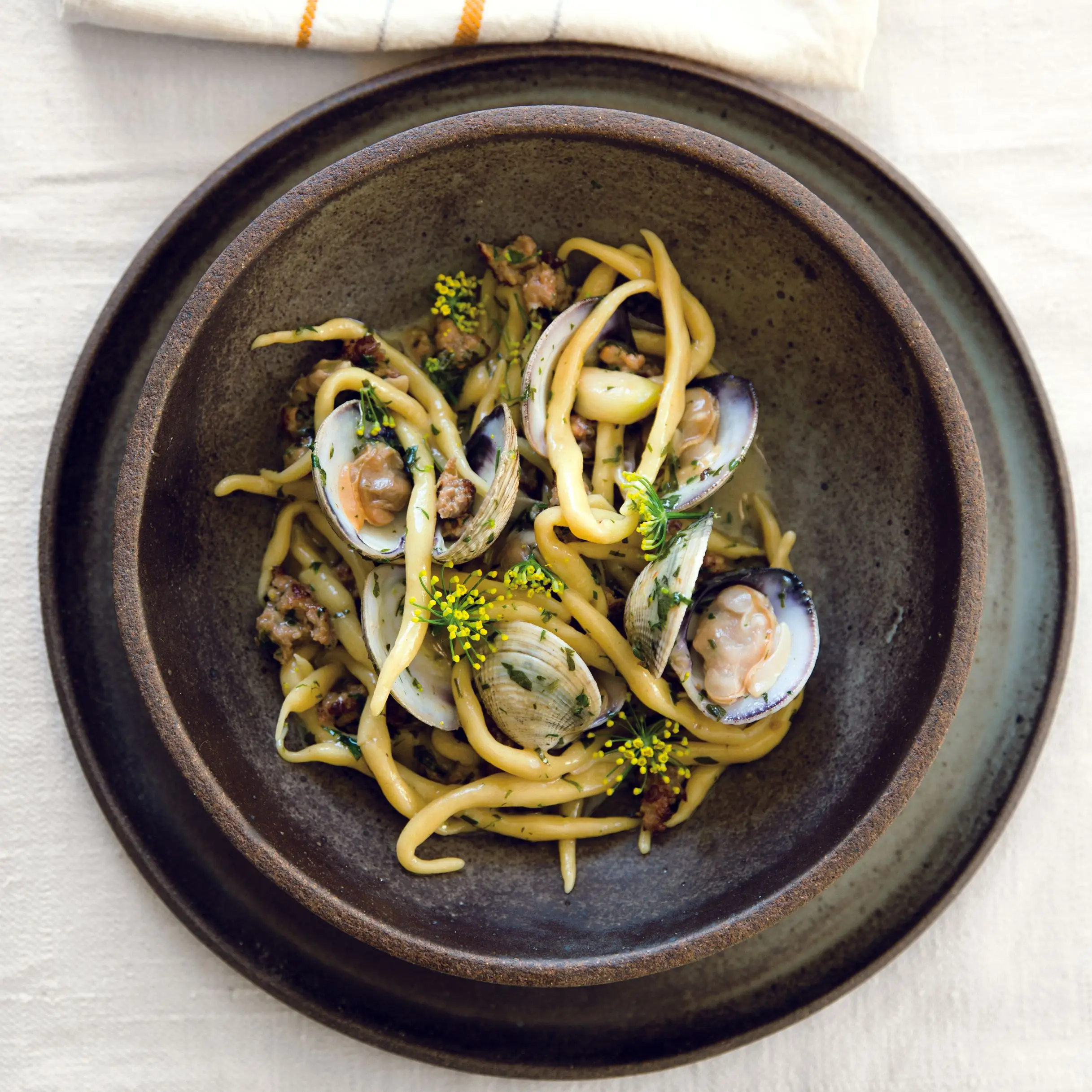Macarrão fresco com amêijoas e salsicha italiana quente