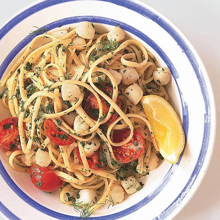 Linguine com vieiras, erva -doce e tomates
