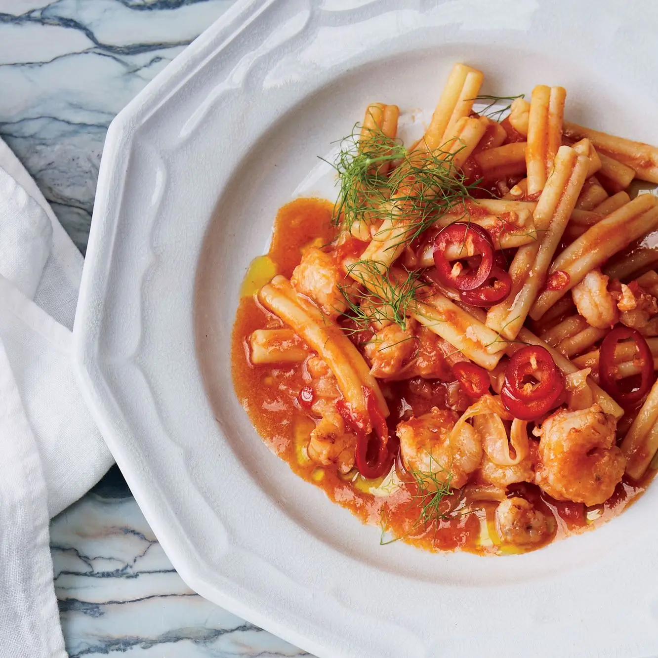 Macarrão de camarão com molho de tomate picante