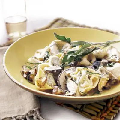 Tortelloni com molho de cogumelos