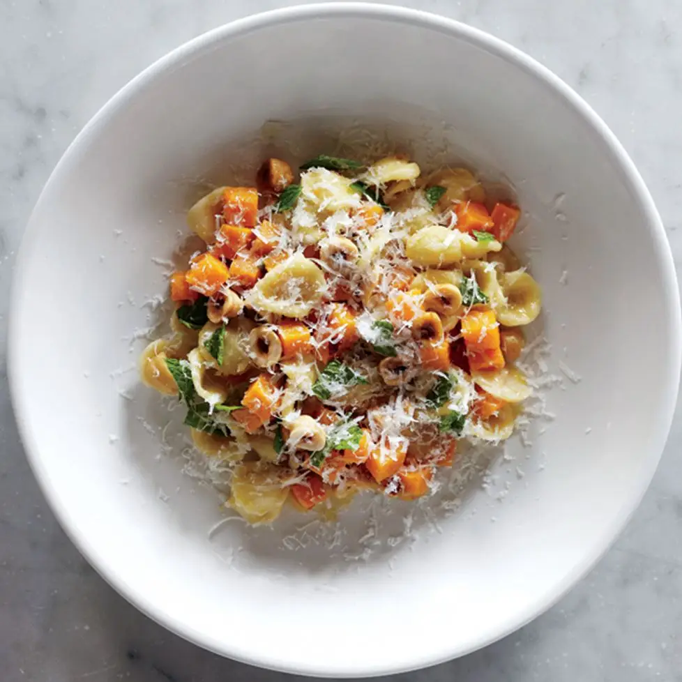 Orecchiette com abóbora, chiles e avelãs