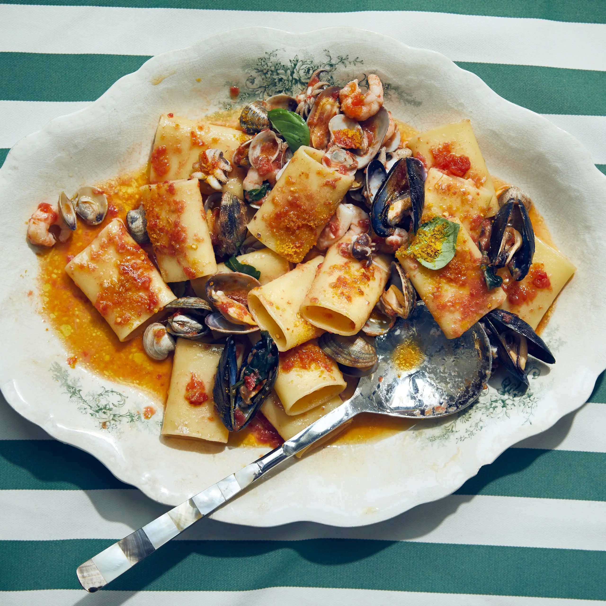 Paccheri com mariscos, lula e tomate