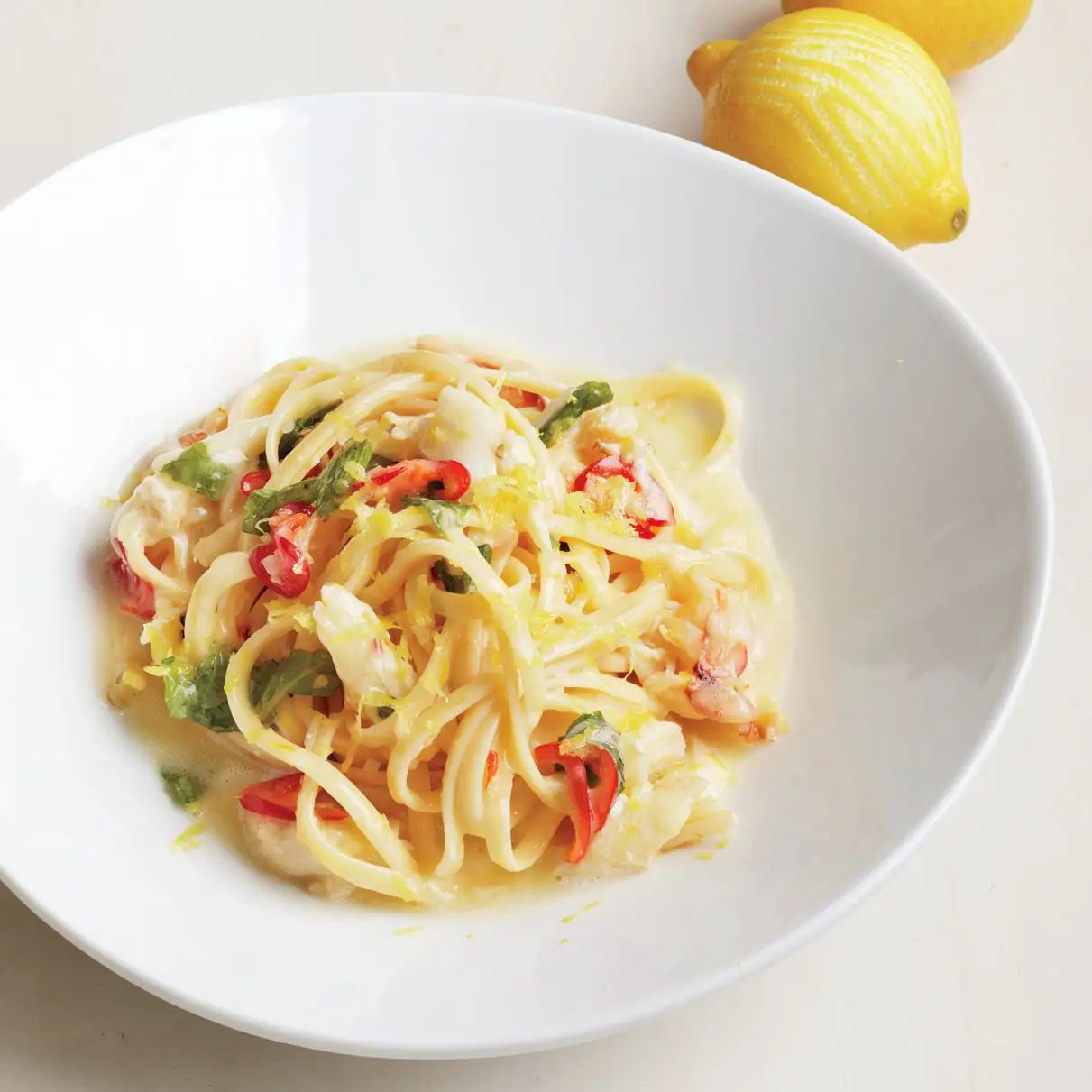 Linguine com caranguejo, limão, chile e hortelã
