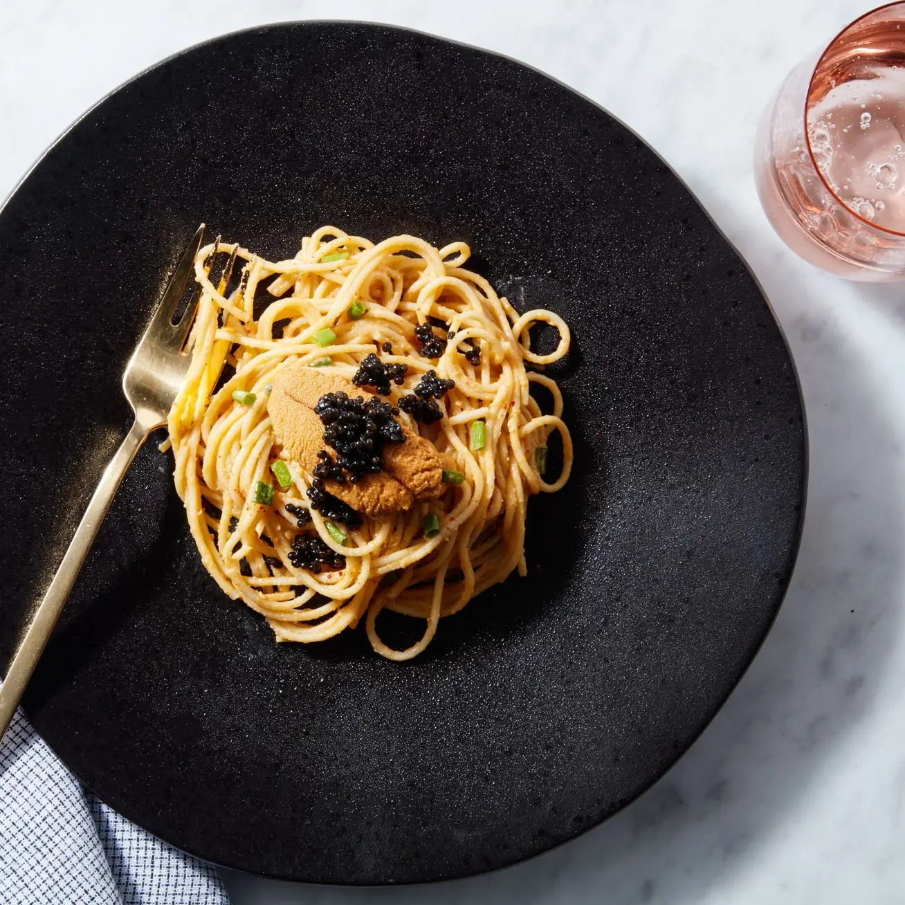 A massa do estripador com uni e caviar