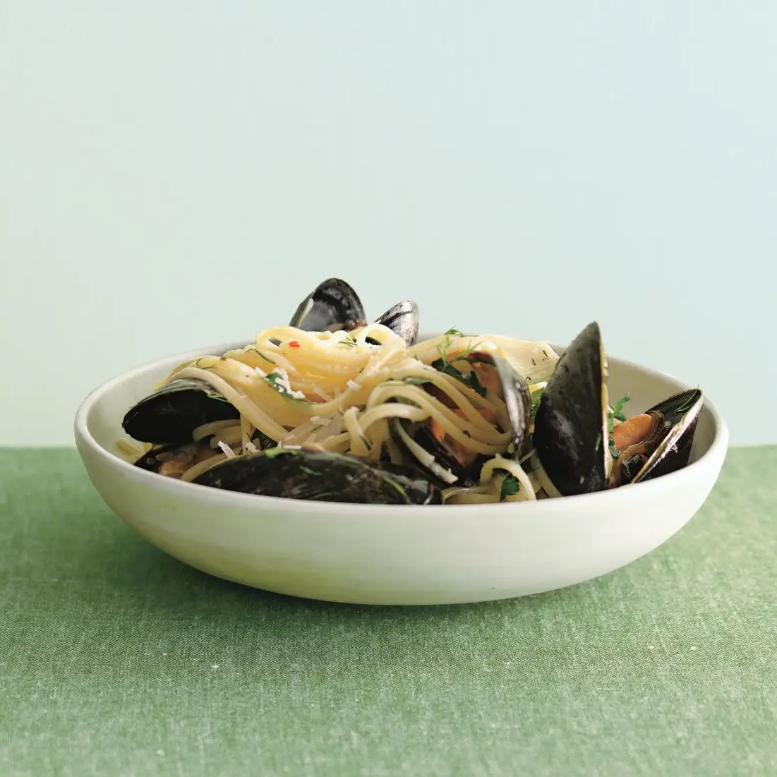 Linguine com mexilhões e ervas frescas