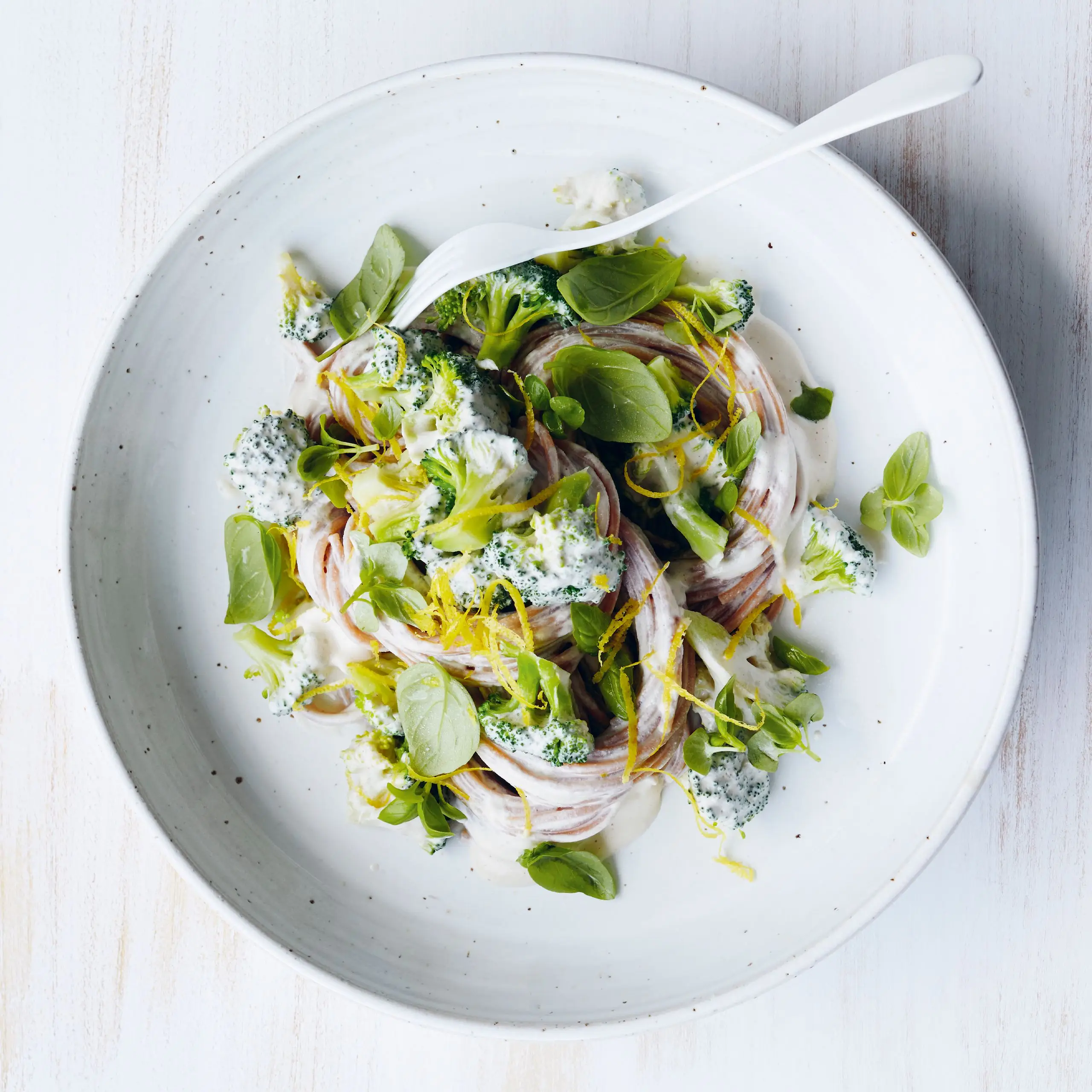 Macarrão com brócolis e molho de creme de caju de limão