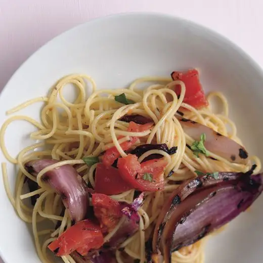 Špagety s údenými paradajkami a cibuľou