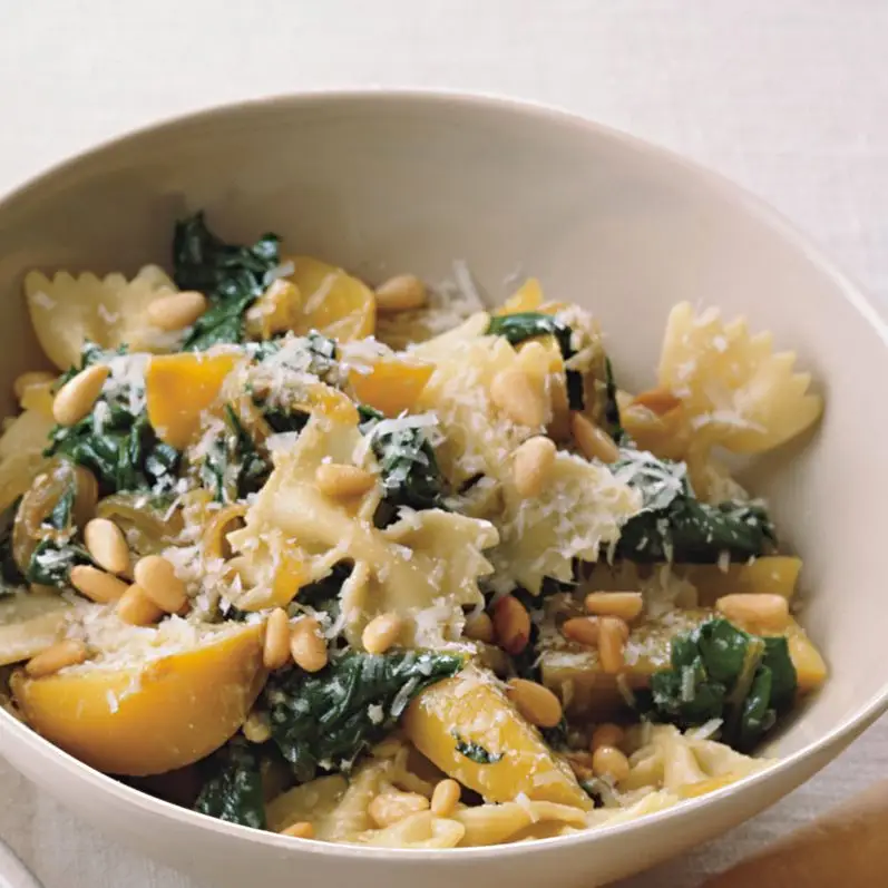 Farfalle com beterraba dourada, beterraba e pinheiros