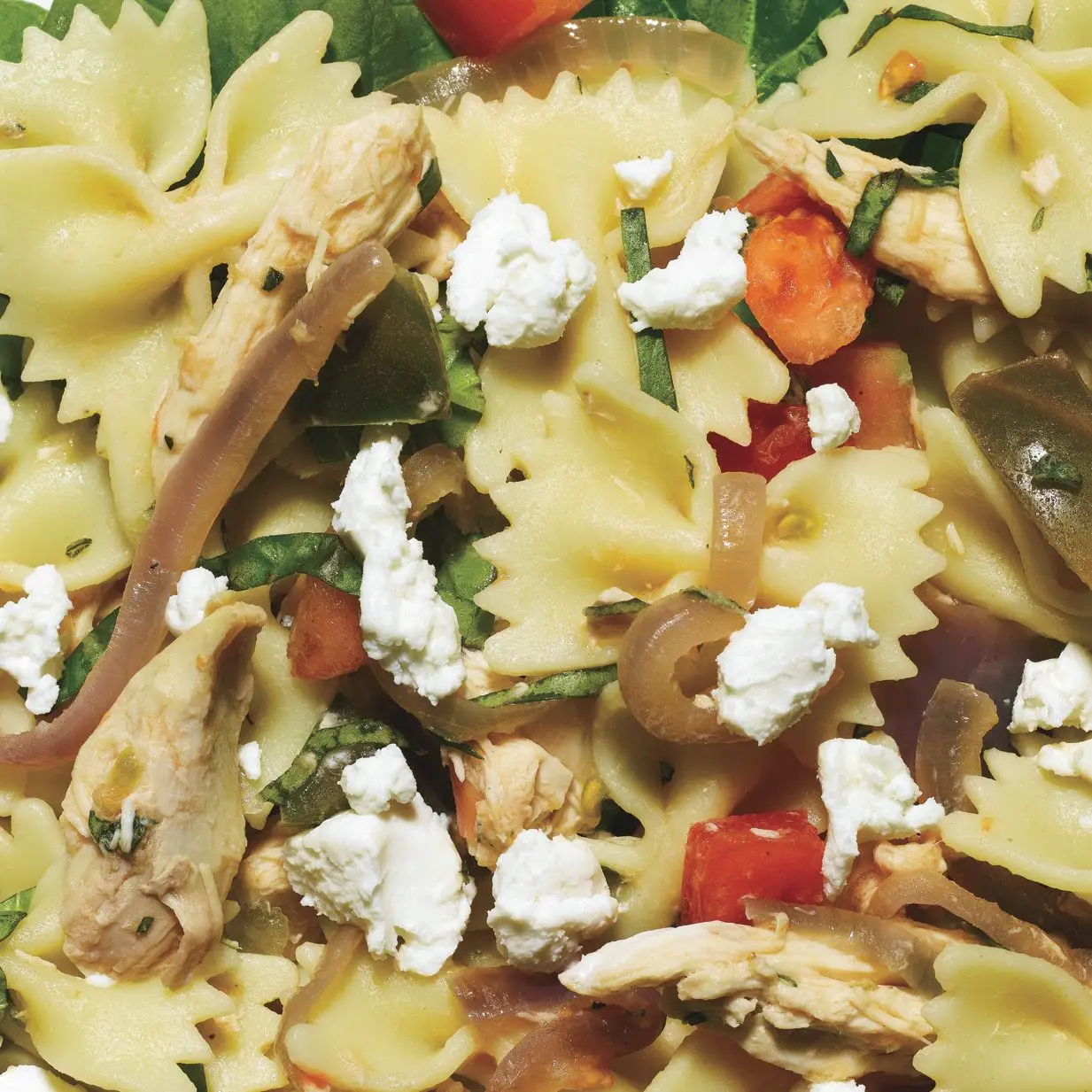 Farfalle com frango, tomate, cebola caramelizada e queijo de cabra