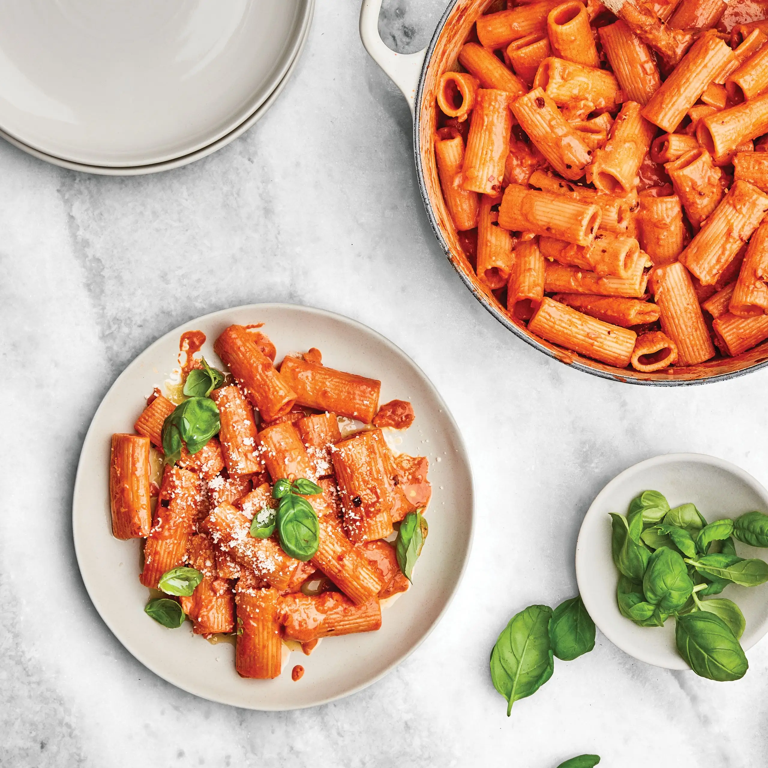 Rigatoni com molho de vodka fácil