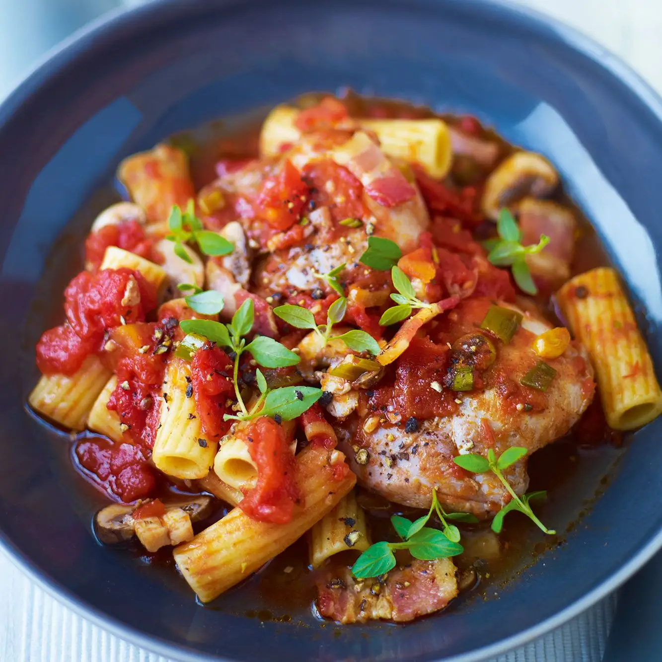 Cacciatore de frango com harissa, bacon e alecrim