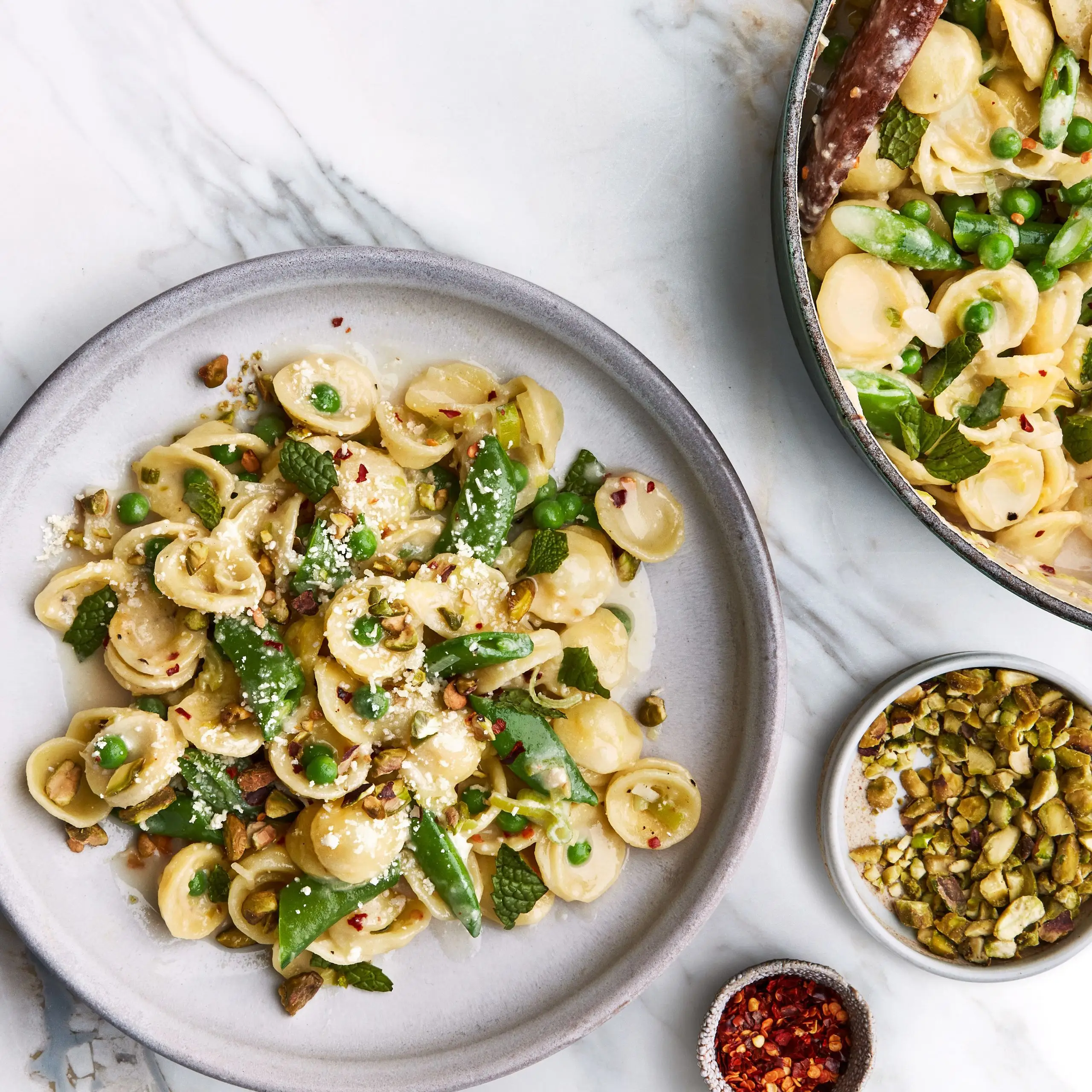 Orecchiette com leitelho, ervilhas e pistache