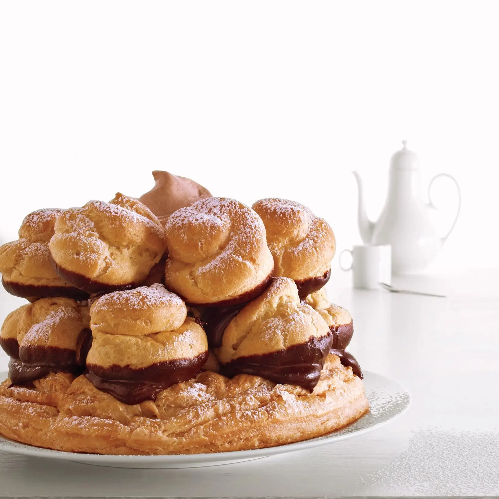 Chocolate com leite e bolo de caramelo salgado Saint-Honoré
