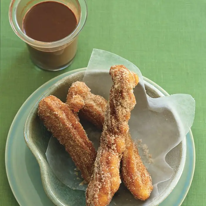 Mini churros em poo de canela