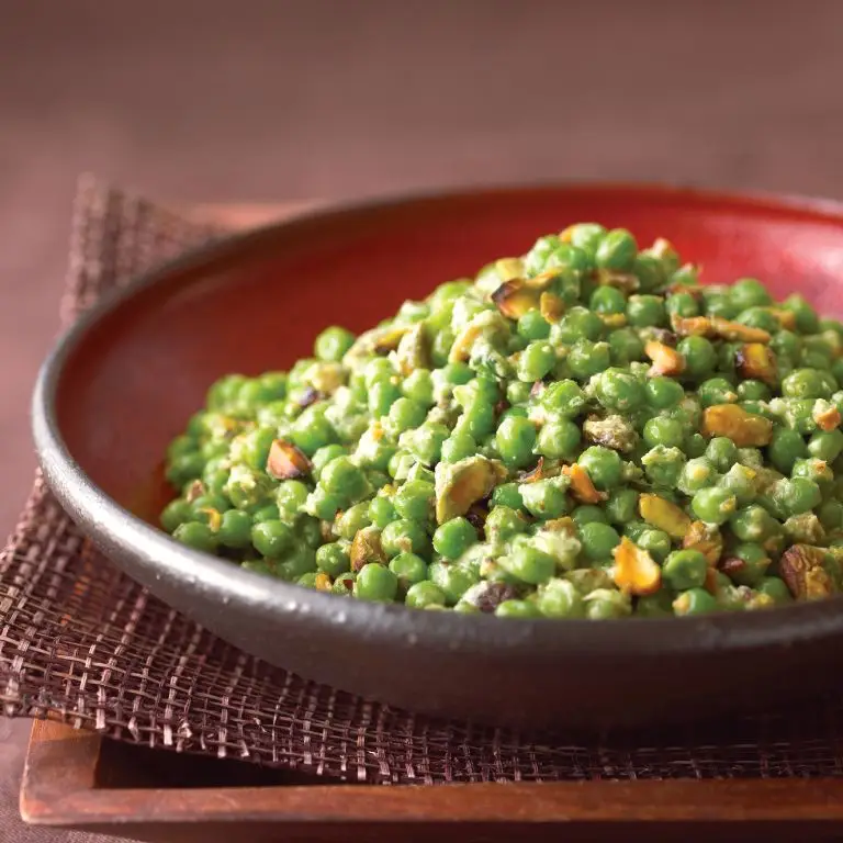 Ervilhas assadas com estragão, iogurte e pistácios