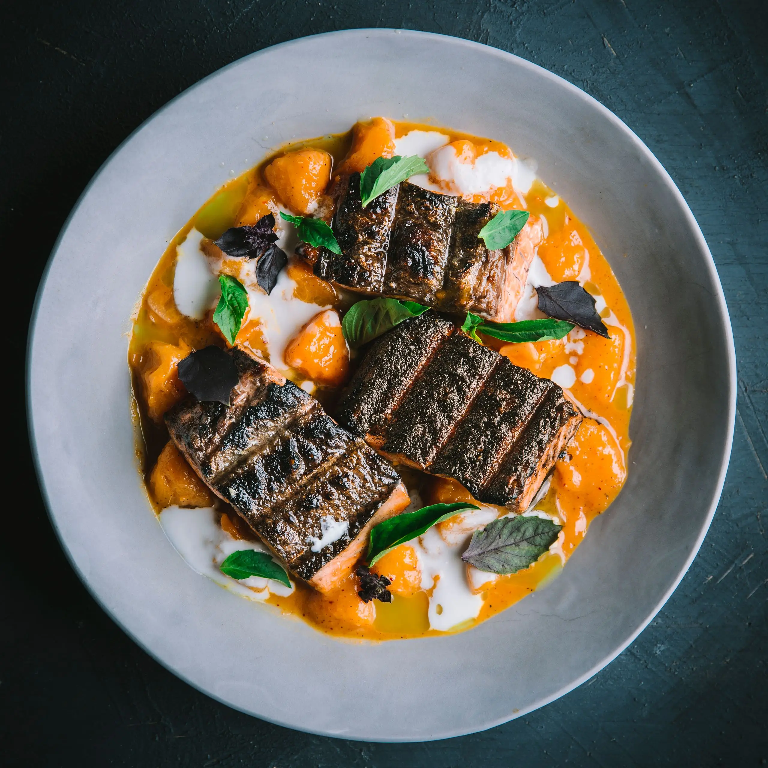 Salmão grelhado com curry de pêssego e creme de coco