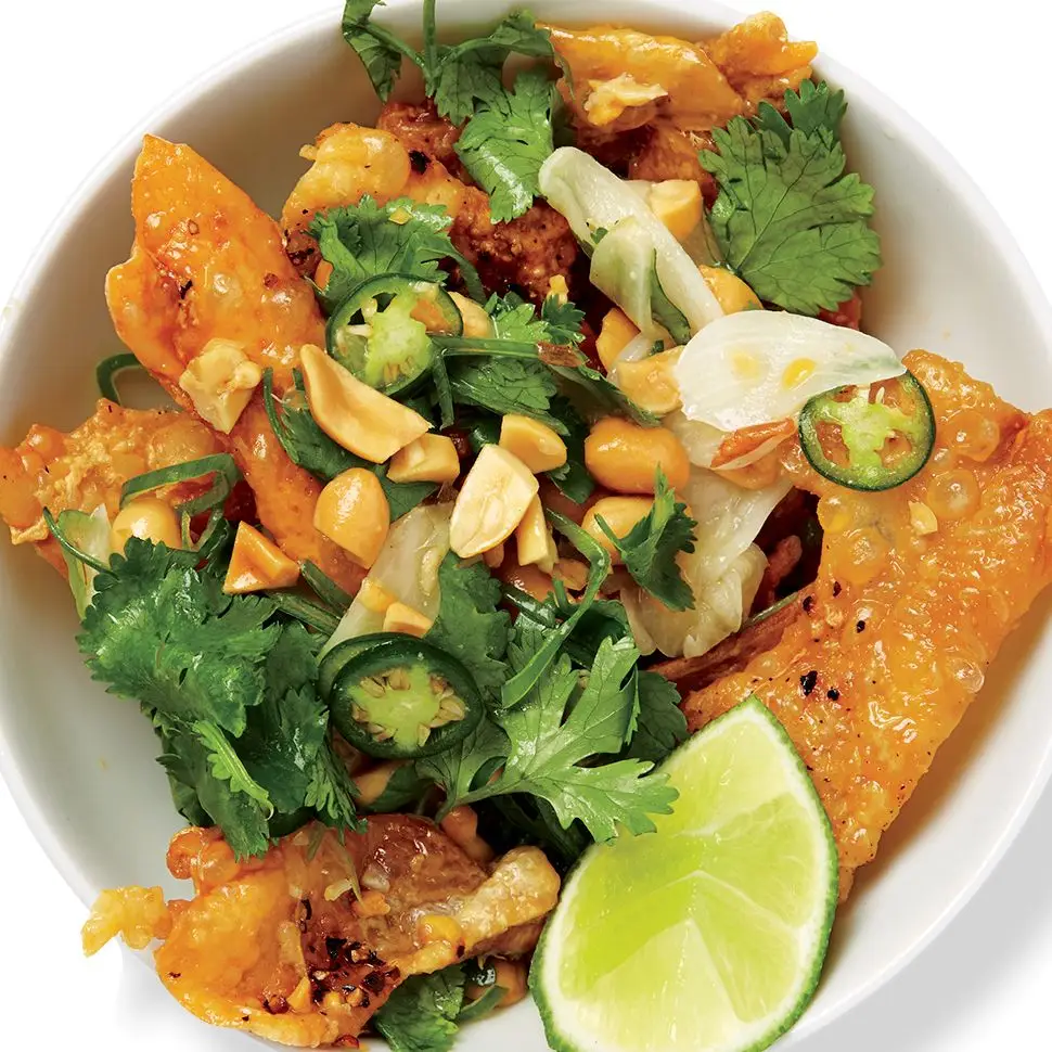 Pele de frango com amendoim, chiles e limão