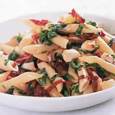 Penne com rúcula murcha, radicchio e mussarela defumada