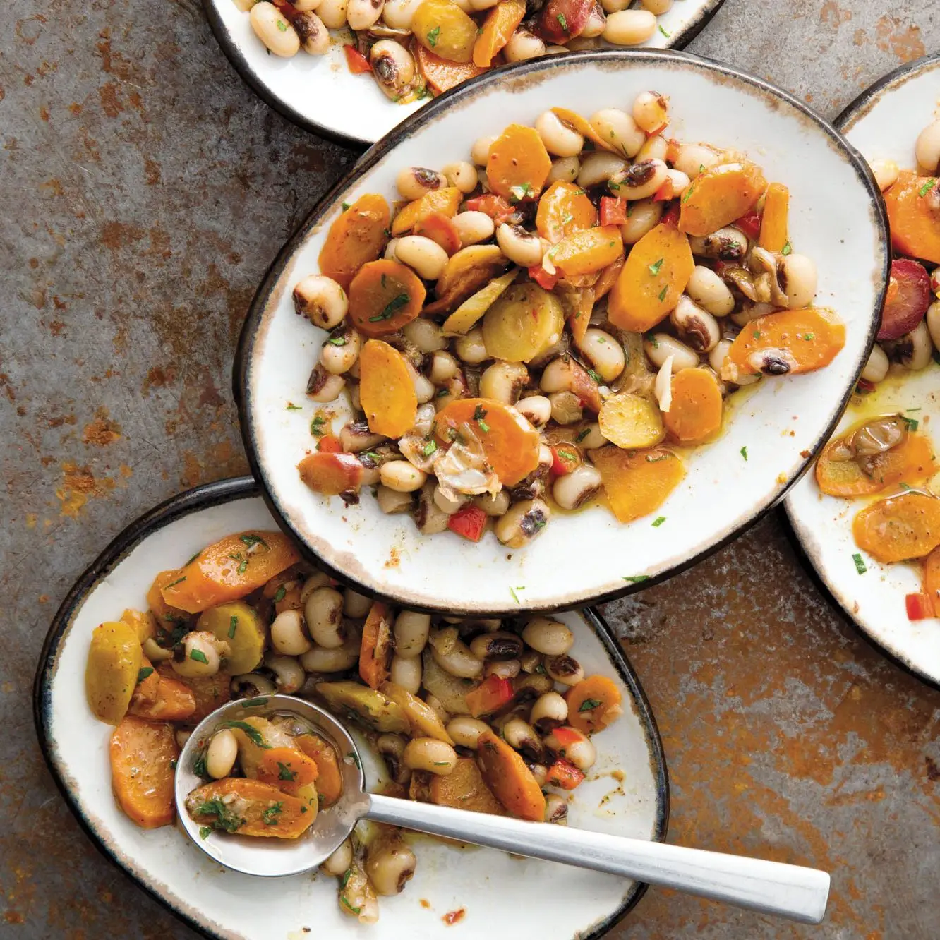 Cenouras de estilo persa e ervilhas de olhos pretos