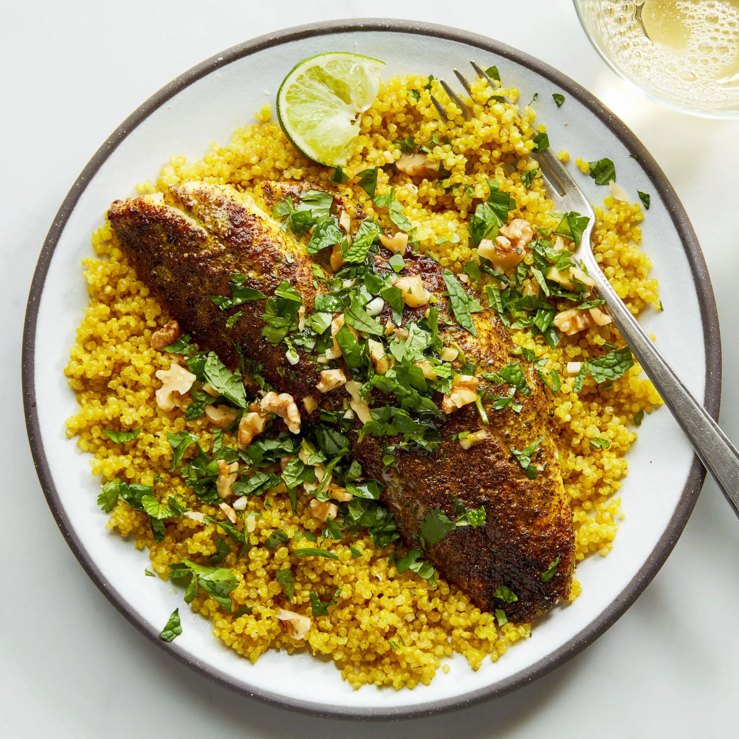 Sumac assado peixe com quinoa de açafrão