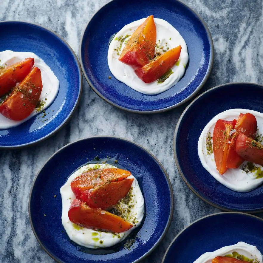 Persimmons com iogurte grego e pistache