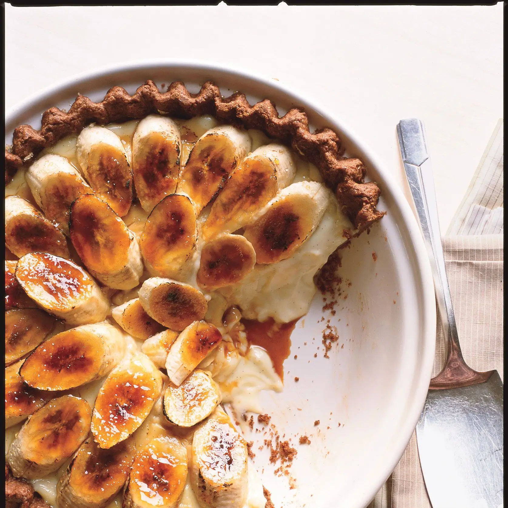 Torta de creme de banana com massa de chocolate integral