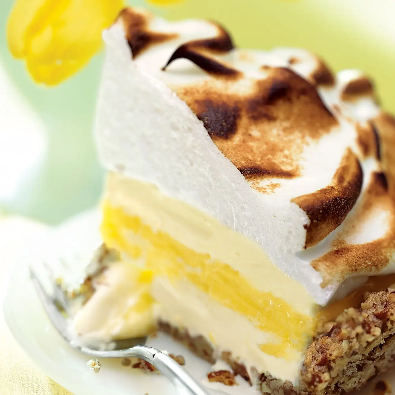 Torta de sorvete de limão merengue em crosta de nozes tostadas