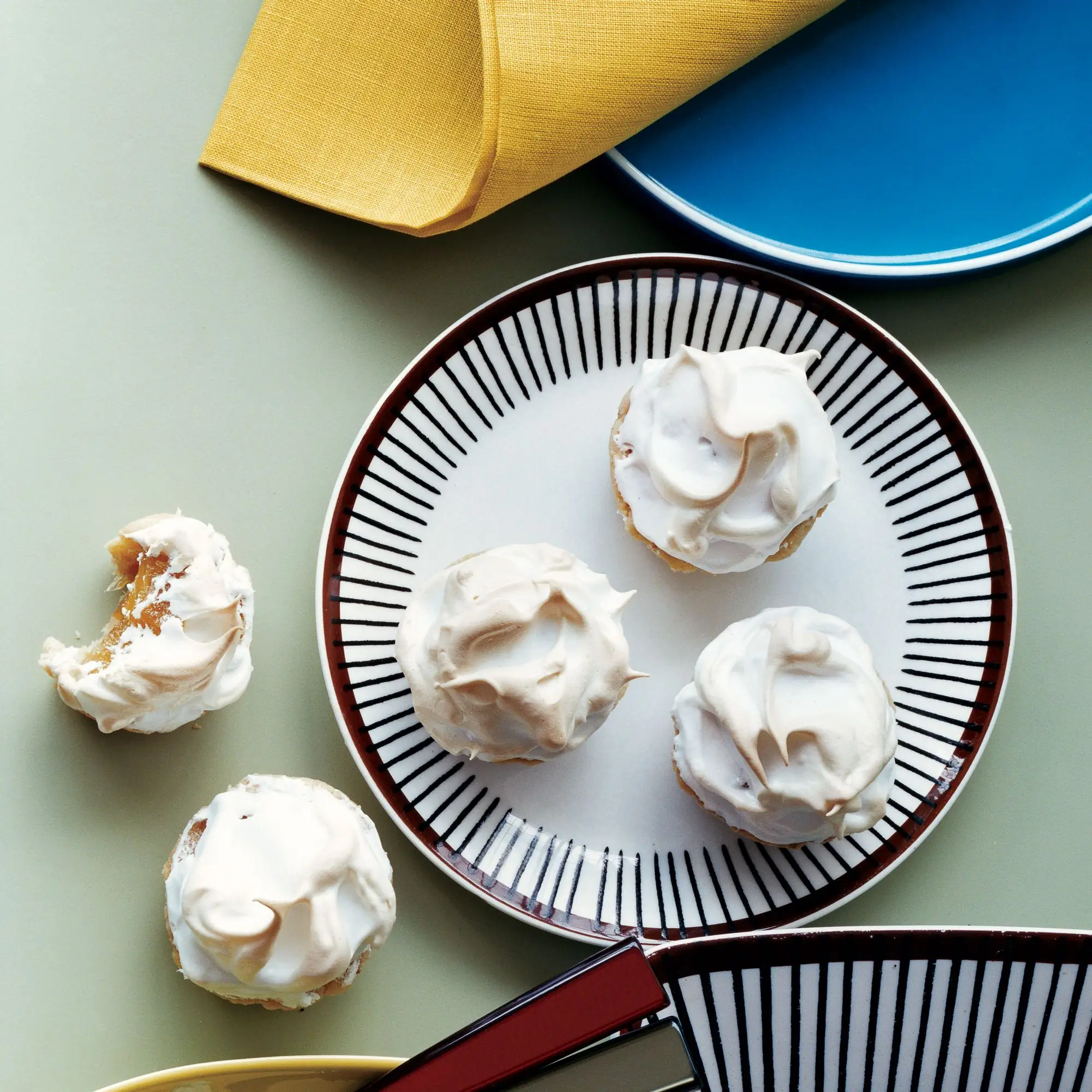 Tortas de merengue de nozes de macadâmia de abacaxi