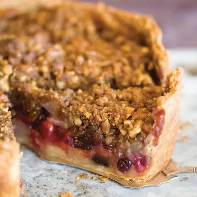 Torta de frutas de inverno com mil e dish com migalhas de nogueira