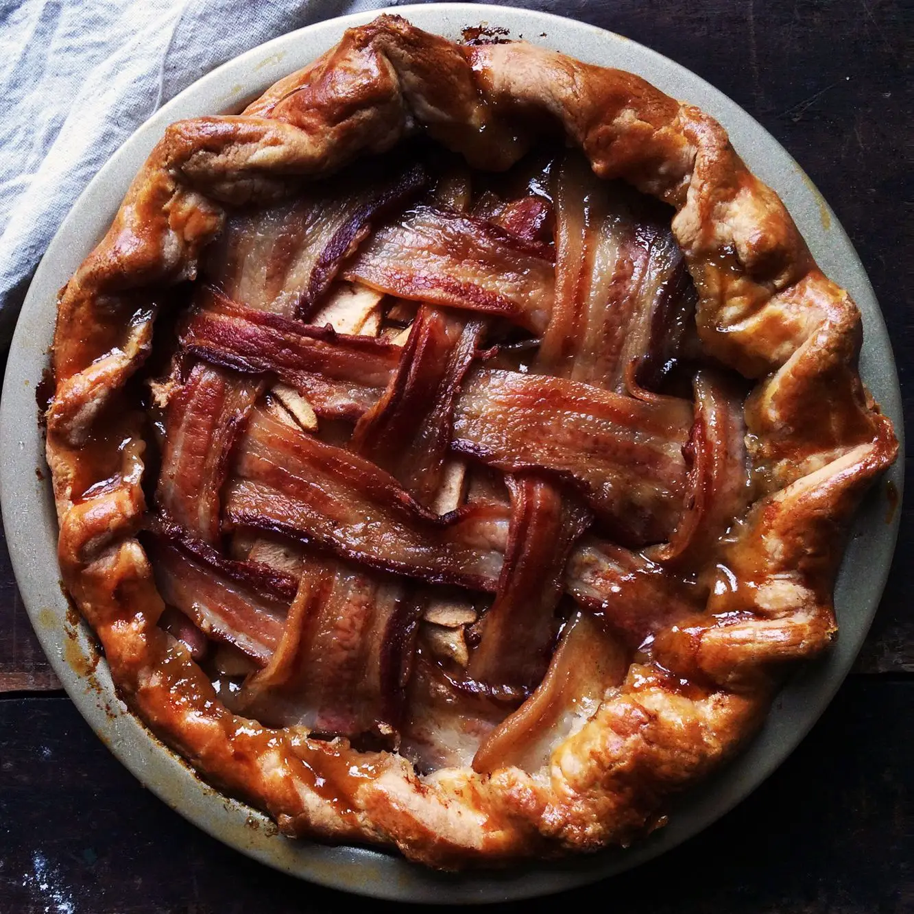 Torta de maçã com bacon com ladeira de bacon