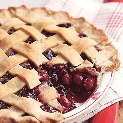 Torta de cereja tripla com touchas de treliça