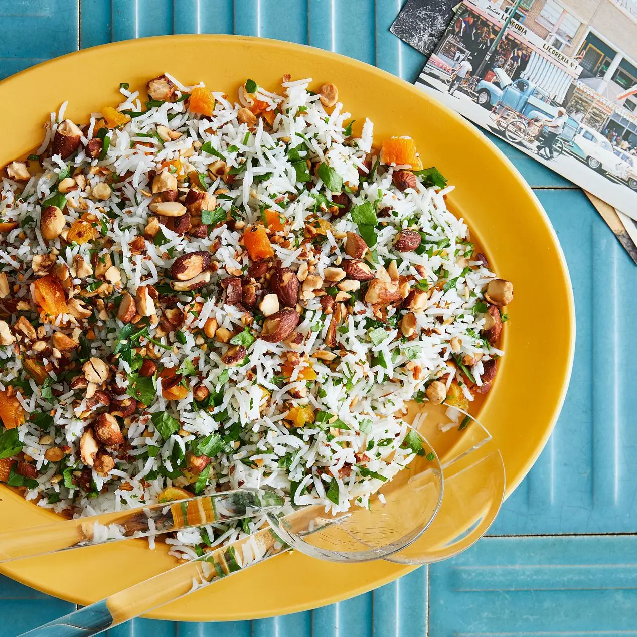 Arroz com salsa, amêndoas e damascos