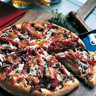 Pizza de mussarela e presunto com cebolas balsâmicas