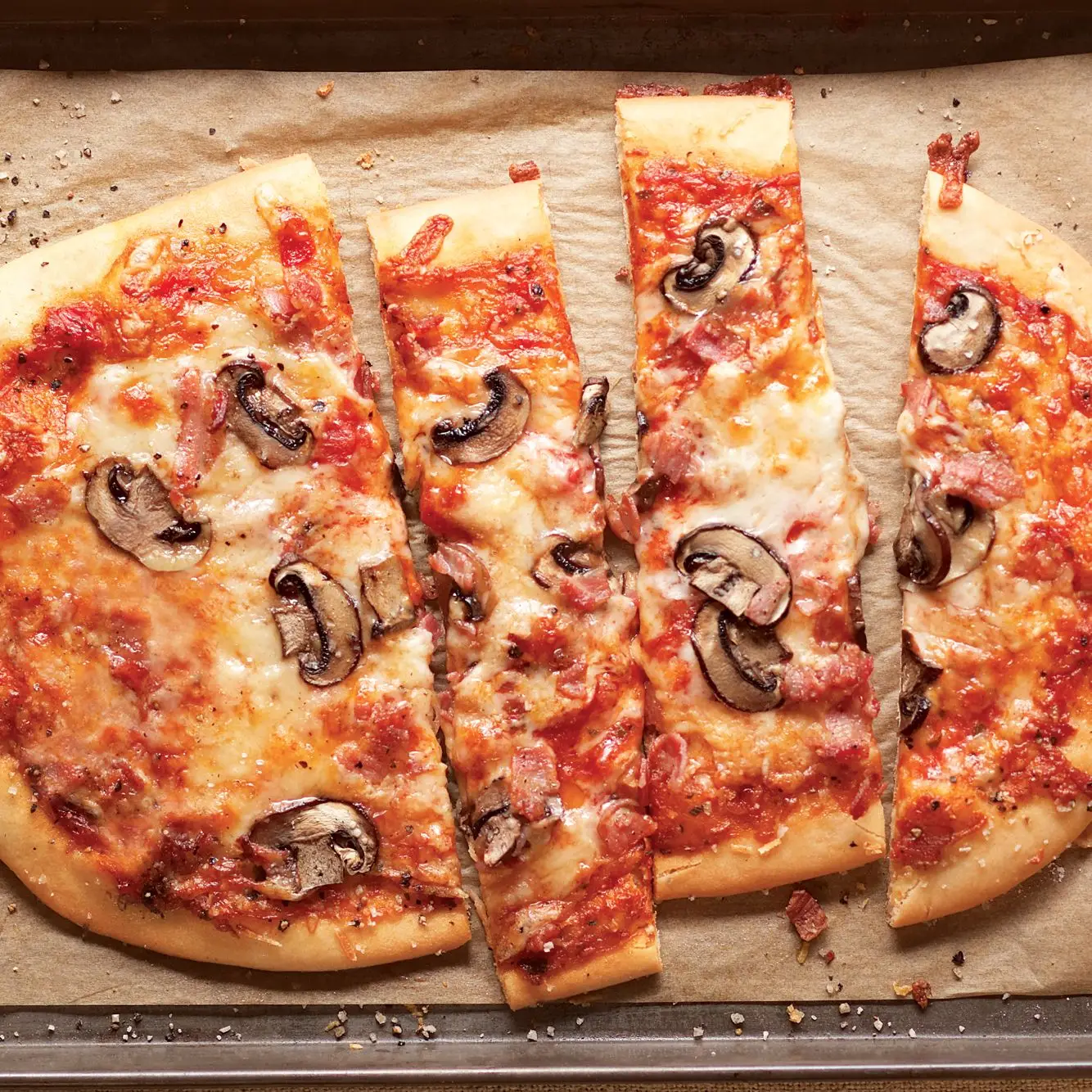 Pizza de três queijos com pancetta e cogumelos