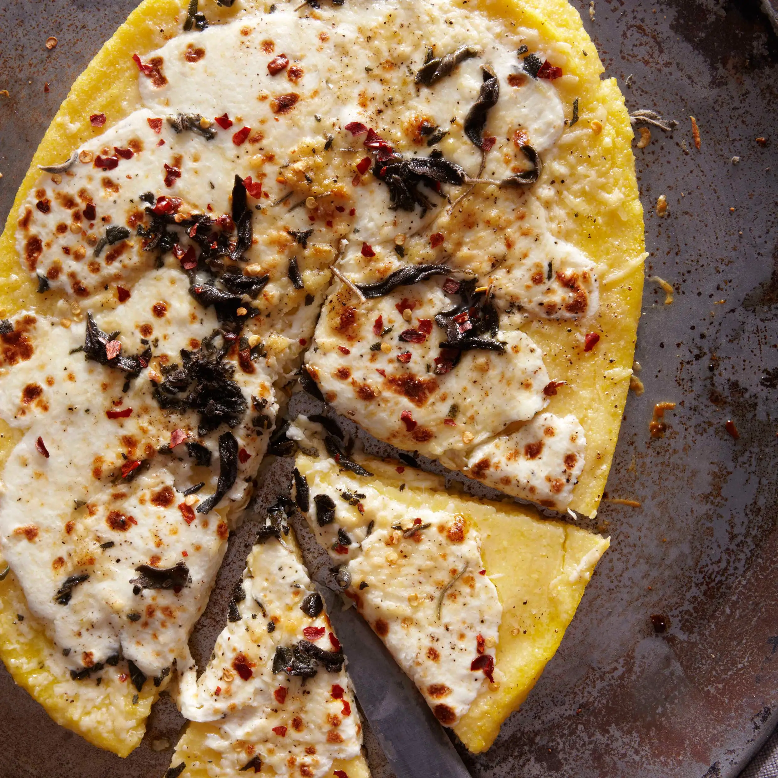 Polenta 'Pizza' com sálvia desintegrada