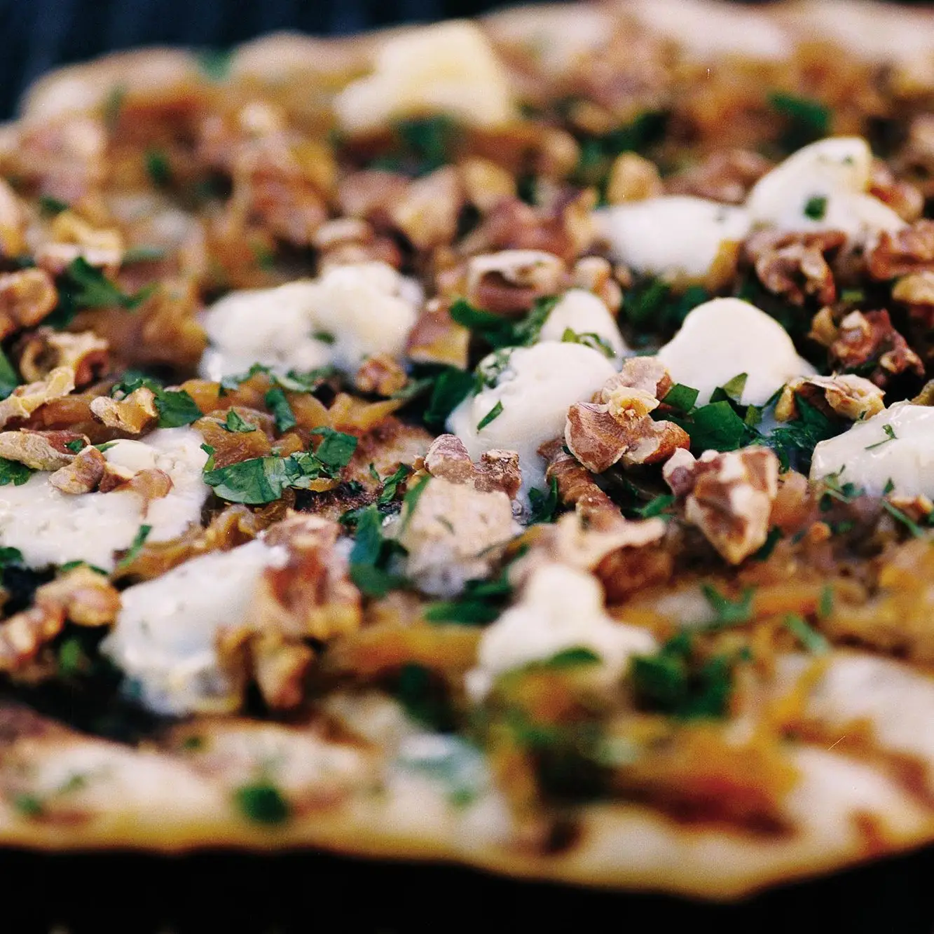 Pizza grelhada caramelizada e gorgonzola