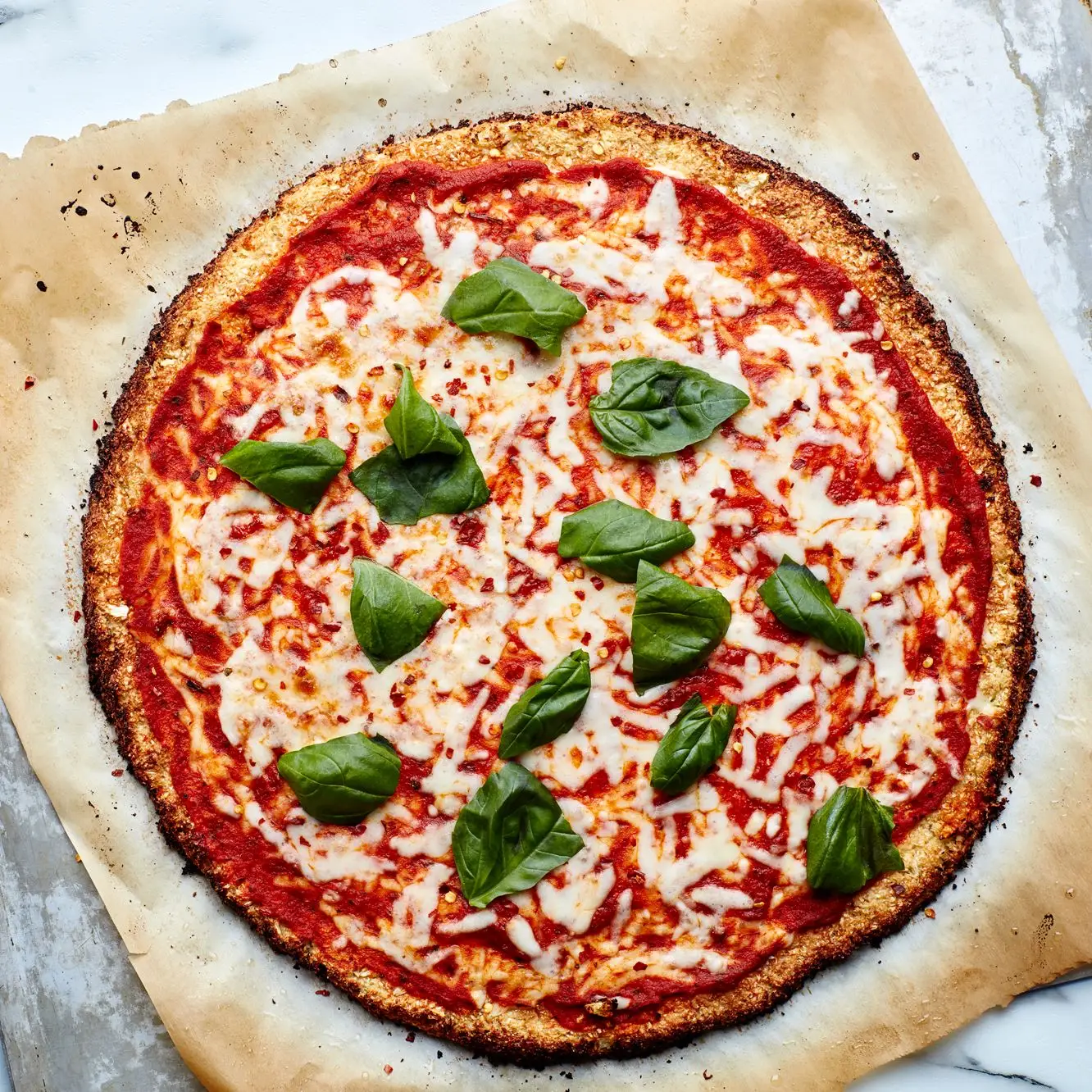 Pizza de crosta de couve-flor com tomate e mussarela