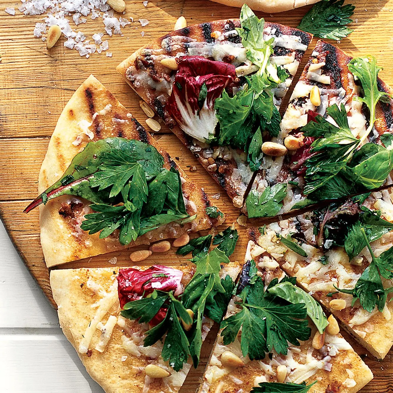 Pizza grelhada com harissa e salada de ervas